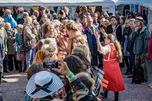 Egle Oddo ohjaamassa A Tavola -performanssiaan. Kuva: Eino Ansio