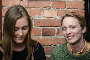 Festivaaliyleisöä & Claes Anderssonin runo, 2016. Kuva: Eino Ansio