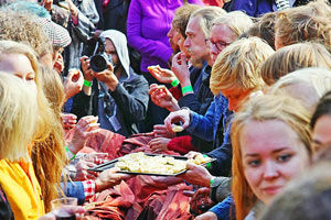 Egle Oddon A Tavola -performanssi, 2016. Kuva: Lauri Dammert