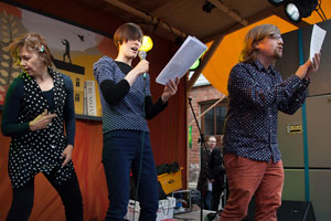 Tanssija Satu Tuittila ja runoilijat Vilja-Tuulia Huotarinen & Kári Tulinius, 2016. Kuva: Teemu Juutilainen