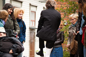 Performanssitaiteilija Roi Vaara poistuu paikalta... 2016. Kuva: Teemu Juutilainen