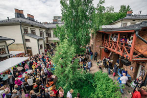 Proosalavalla Rosa Liksom ja juontaja Aino Suonio, 2018. Kuva: Eino Ansio