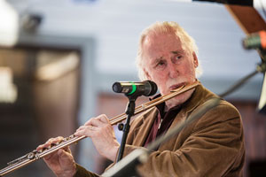 Jazzlegenda Juhani Aaltonen esiintyi yhdessä runoilija Jyrki Pellisen kanssa, 2018. Kuva: Eino Ansio