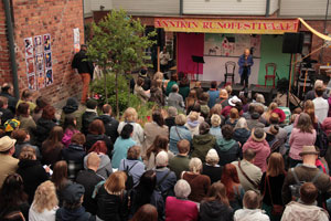 Esiintymislavalla Arja Tiainen, 2018. Kuva: Nikko Mäkinen