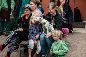 Festivaaliyleisöä. Annikin Runofestivaali 2018. Kuva: Eino Ansio