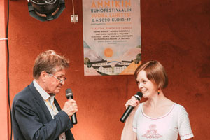 Hannu Mäkelä ja juontaja Päivi Haanpää. Kuva: Riikka Vaahtera