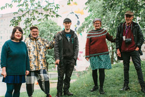 Runopuu-muraalin tuotantoryhmä: Aino Suonio, Simo Ollila, taiteilija Teemu Mäenpää, Tiina Nyrhinen ja J.K. Ihalainen. Kuva: Riikka Vaahtera