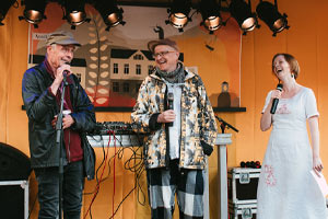 Taiteellinen johtaja J.K. Ihalainen, festivaalituottaja Simo Ollila ja juontaja Päivi Haanpää tyytyväisinä onnistuneen lähetyksen jälkeen. Kuva: Riikka Vaahtera