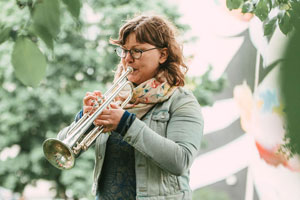 Mari Pakarinen esitti Tanja Peltonummen säveltämän fanfaarin Runopuu-muraalin julkistusjuhlassa. Kuva: Riikka Vaahtera