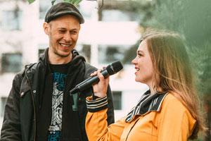 Juontaja Anna Elina Isoaro haastattelemassa taiteilija Teemu Mäenpäätä Runopuun julkistusjuhlassa. Kuva: Riikka Vaahtera