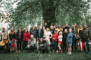 Annikin puukortelin asukkaita juhlistamassa Runopuu-muraalin julkistusta 6.6.2020. Kuva: Riikka Vaahtera