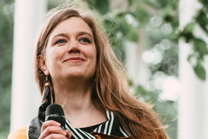 Suoran lähetyksen Osmonpuiston osuuden juontaja Anna Elina Isoaro. Kuva: Riikka Vaahtera