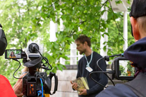 Työryhmä valmistautumassa Annikin Runofestivaalin Suoraan lähetykseen... Kuva: Riikka Vaahtera