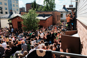 Festariyleisöä, Annikin Runofestivaali 2022. Kuva: Ville Kurki