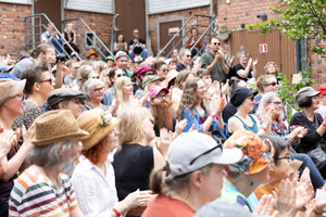 Festariyleisöä, Annikin Runofestivaali 2022. Kuva: Liisa Mäkinen