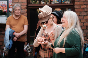 Festariyleisöä, Annikin Runofestivaali 2022. Kuva: Liisa Mäkinen