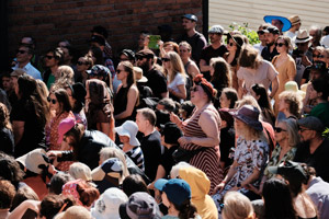 Festariyleisöä, Annikin Runofestivaali 2022. Kuva: Ville Kurki