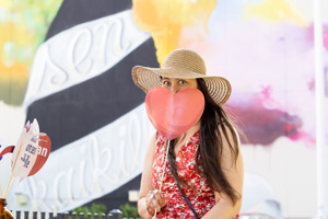 Runopuu-muraalin luona, Annikin Runofestivaali 2022. Kuva: Liisa Mäkinen