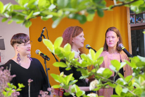 Esikoisrunoilijat: Aino-Kaisa Koistinen, Kirsi-Marja Moberg ja Sara Vallioja, Annikin Runofestivaali 2022. Kuva: Lauri Dammert