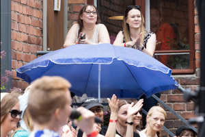 Festariyleisöä, Annikin Runofestivaali 2022. Kuva: Liisa Mäkinen