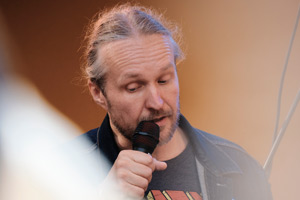 Pelle & Romantiks -yhtyeen Toni Virtanen, Annikin Runofestivaali 2022. Kuva: Ville Kurki