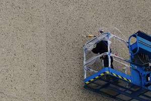 Ensimmäiset siveltimenvedot... Muraalin maalaustöiden ensimmäinen päivä. Kuva: Miina Puolitaival.