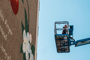 Taiteilija Verna Tervaharju työssään. Kuva: Kim Saarinen