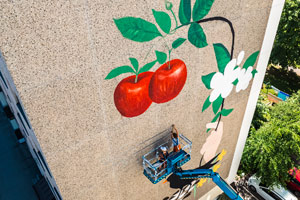 Muraaliin tulevan Kirsi Kunnaksen runon asemointia seinälle. Kuva: Kim Saarinen