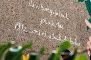 Osana Villiomenapuu muraalia on ote Kirsi Kunnaksen Että iloni olisi puu -runosta. Kuva: Kim Saarinen