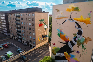 Muraalin viimeistelyä. Kuva: Kim Saarinen