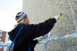 Muraalin maalaustöiden ensimmäinen päivä. Kuva: Miina Puolitaival.