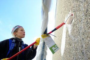 Muraalin maalaustöiden ensimmäinen päivä. Kuva: Miina Puolitaival.