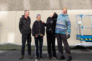 Muraalihankkeen työryhmää: Annikin Runofestivaalin taiteellinen johtaja J.K. Ihalainen, taiteilija Verna Tervaharju, assistentti Juulia Markko ja festivaalituottaja Simo Ollila. Kuva: Miina Puolitaival.