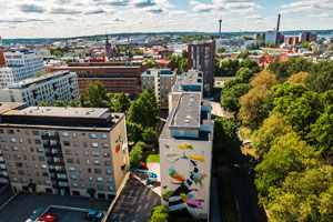 Muraalin maalaustöiden neljäntenä päivänä. Kuva: Kim Saarinen.