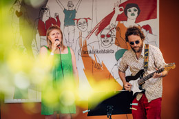 Kielo Kärkkäinen tulkitsi Aulikki Oksasen sanoittamia ja Kaj Chydeniuksen säveltämiä klassikkolauluja Matti Salon säestyksellä. Kuva: Eino Ansio.