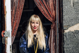 Runofestivaalitaiteilija Verna Tervaharju Taidekioskin näyttelynsä ovensuussa. Kuva: Eino Ansio.