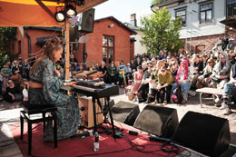 Vilma Talvitie ja yleisö. Kuva: Ville Kurki.