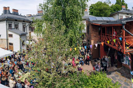 Tommi Liimatta Aino Suonion haastattelussa proosalavalla. Kuva: Eino Ansio.